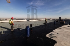 Varenje brenerom bitumensku parnu branu sa uloškom od aluminijumske folije, na ravnom krovu