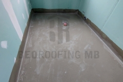 Premazivanje površine toaleta sa polimercementnom hidroizolacijom i vertikalno podizanje do 30 cm sa postavljanjem ugaonih traka.