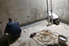 Postavljanje gumiziranih ugaonih traka na spojevima pod-zid i zid-zid, u PP rezervoaru